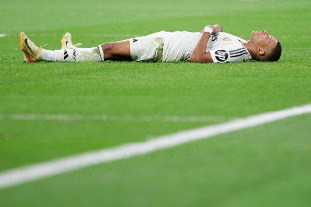 国乒多人香港街头行！王曼昱大笑露齿：8连胜张本美和国乒唯一（国乒众将香港街头漫步！王曼昱笑露齿，对张本美和豪取8连胜成队内唯一）