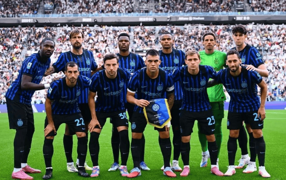 足球世界杯主题周边开售，球迷抢购（世界杯主题周边上架，球迷热购）