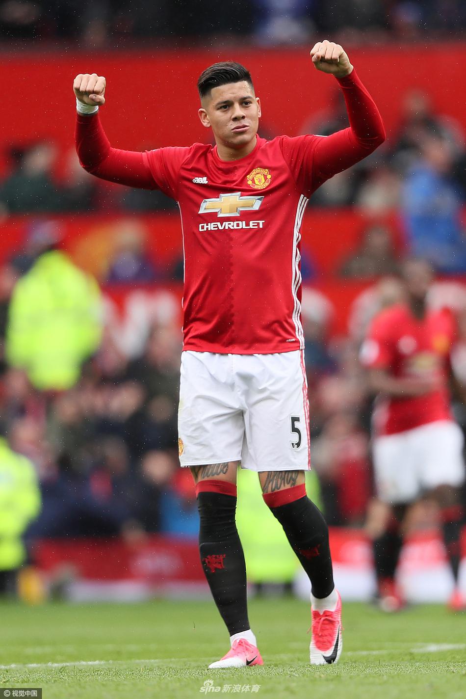 图片报：奥利塞训练中佩戴了大号钻石耳钉，孔帕尼对此不会管（图片报：奥利塞训练时戴大颗钻石耳钉，孔帕尼表示不予干涉）