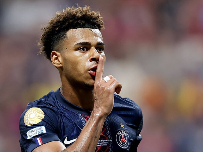 男子下棋时吸烟不慎引燃衣物