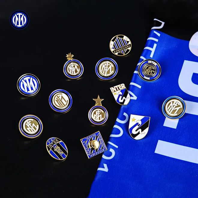 前锋远射破门，全场欢呼（前锋远射建功，全场沸腾）