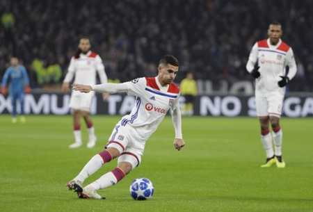 挑事？每日邮报称安东尼比赛中头槌犯规，逃过一张红牌（每日邮报：安东尼比赛中疑似头槌犯规，逃过红牌处罚）