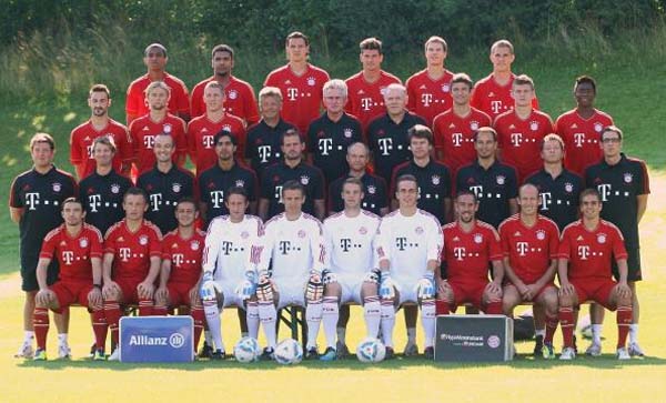 巴萨主席拉波尔塔圣诞晚宴展现亲和力 球队领跑西甲前景光明（拉波尔塔圣诞宴上亲和满满 巴萨领跑西甲前景大好）