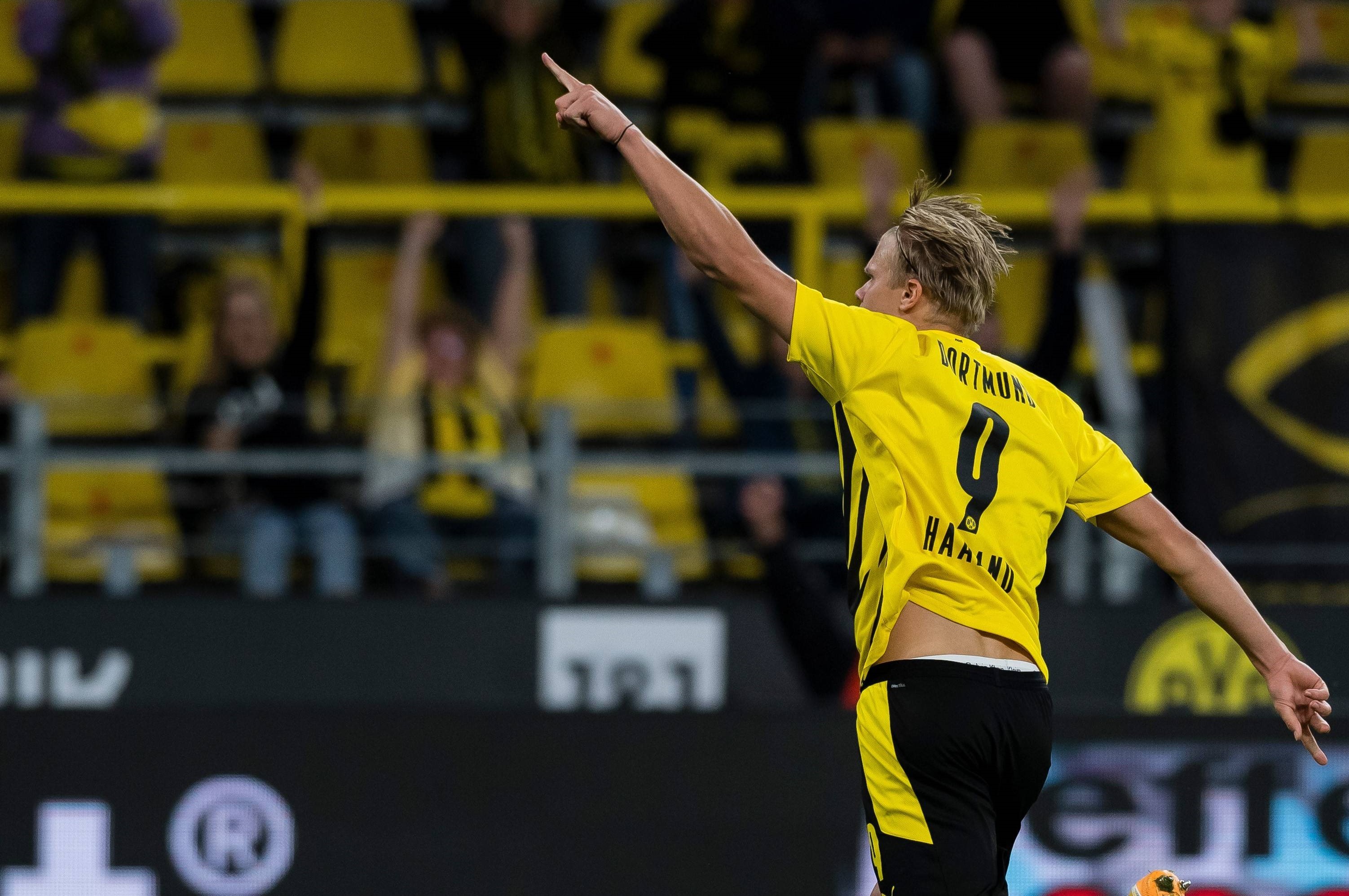 利物浦主场迎战布莱顿，两队战意高昂，利物浦凭借主场优势和阵容完整度有望取胜。（利物浦主场对阵布莱顿，双方斗志旺盛，红军凭主场与人员齐整更有胜算）