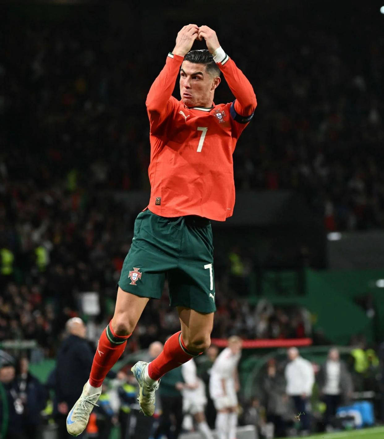 篮球火箭旧将回归休城，粉丝热烈欢迎（火箭旧将重返休城，球迷热情相迎）