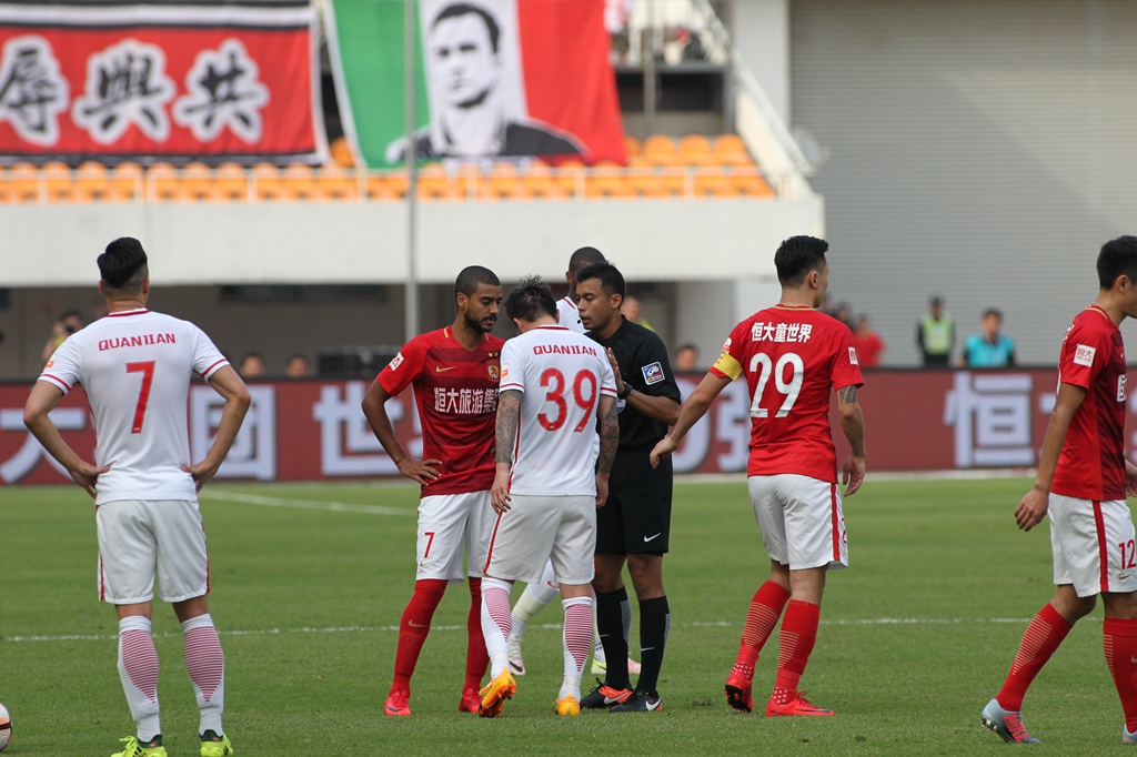 惨不忍睹！快船背靠背0胜5负，关键时刻比赛2胜9负（状态堪忧：快船背靠背0-5告负，关键时刻仅2胜9负）