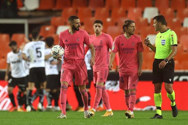 看国米的球也就从11／12赛季开始，最开始一直用...（追国米始于11／12赛季，起初一直用...）